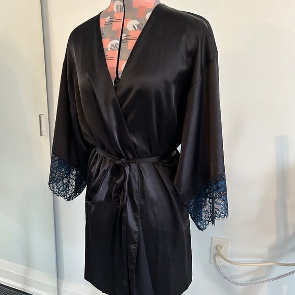 LaSenza satin and lace robe - Picture 1 of 2